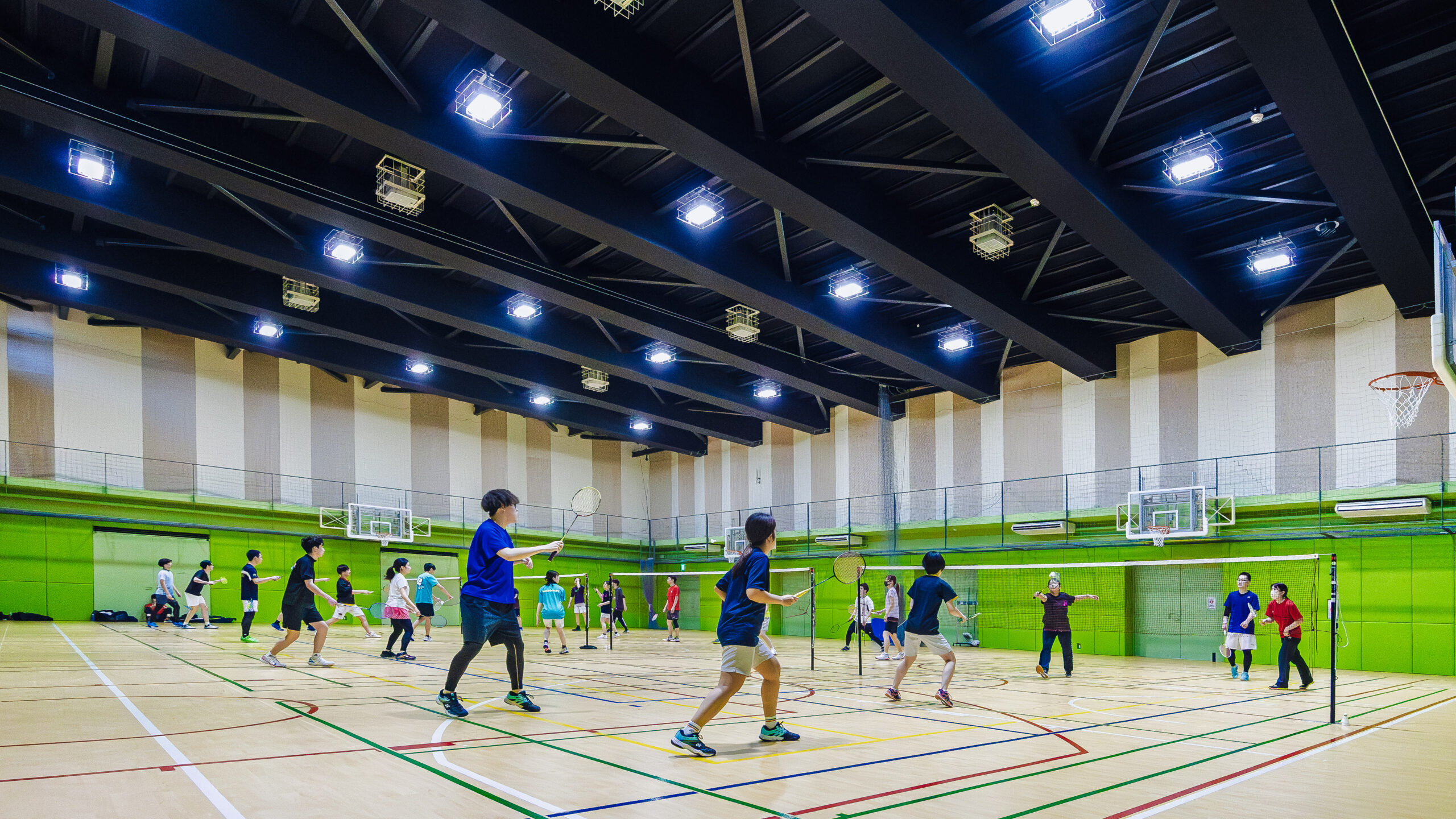 実際にバドミントンのトリプルスをやってみた。
4コートで24人がプレー可能。