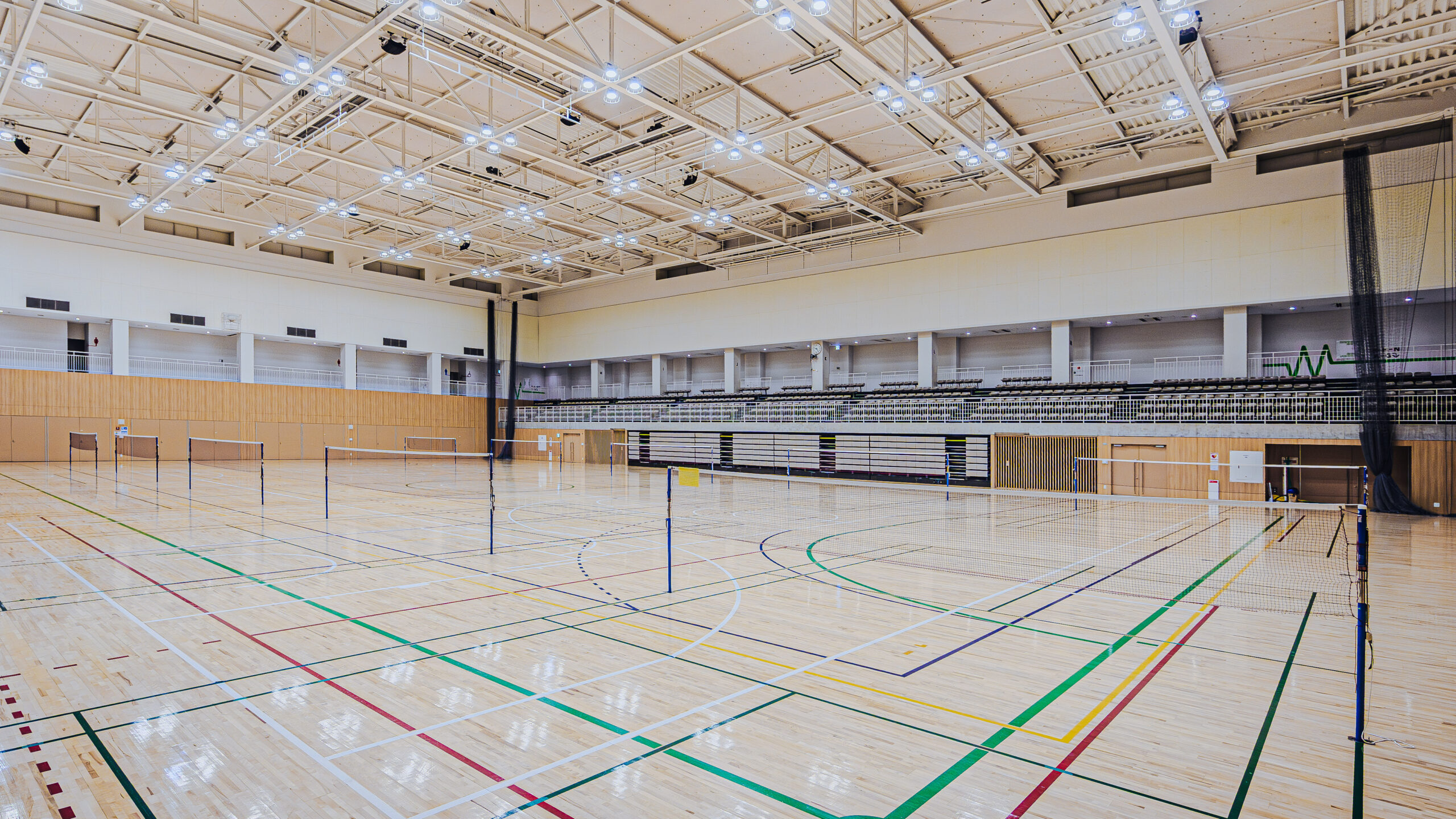 バドミントンコートが１０面ある体育館